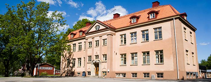 Stora skolhuset på Kävesta folkhögskola.