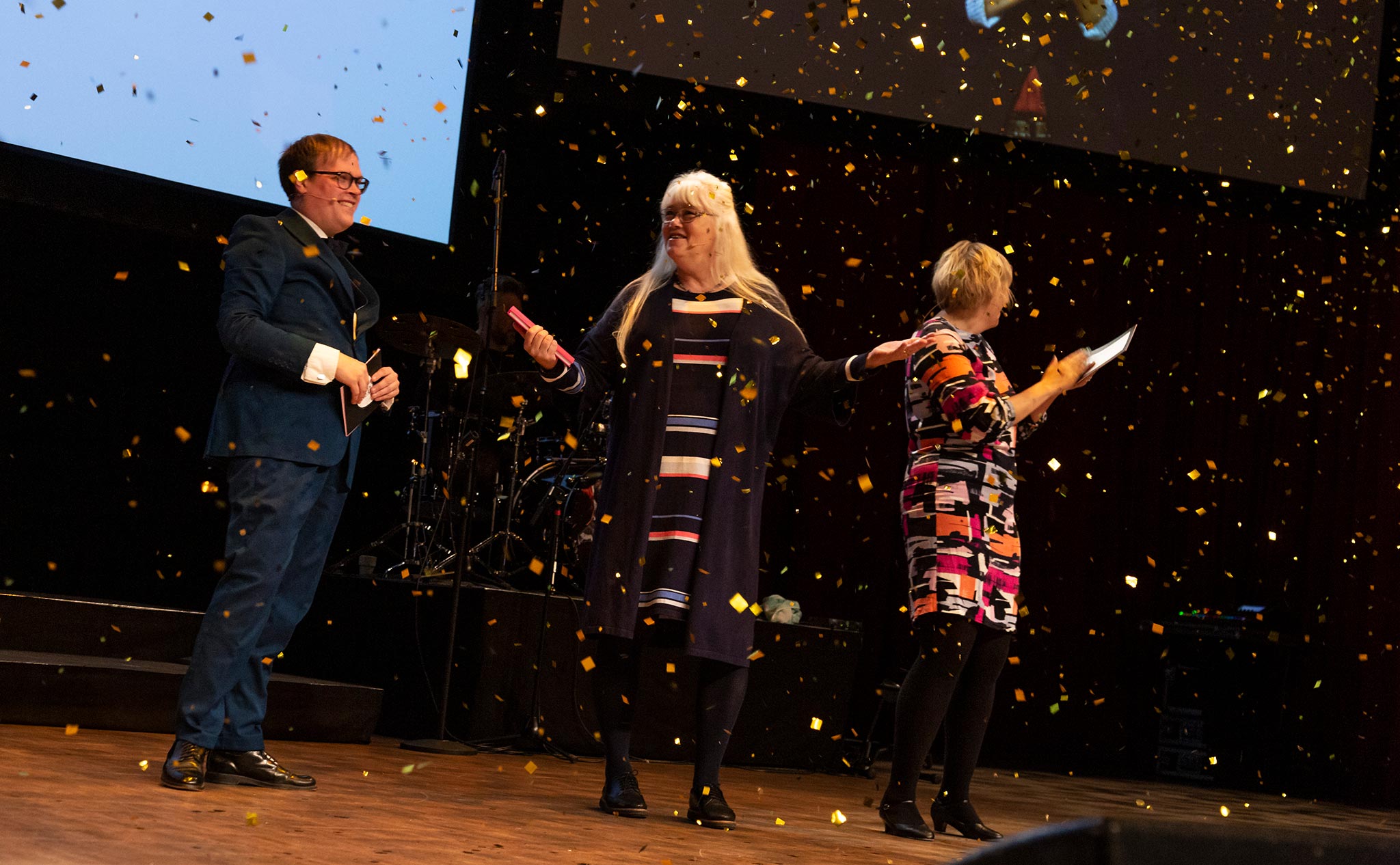 Irén Lejegren gratulerade med konfetti.