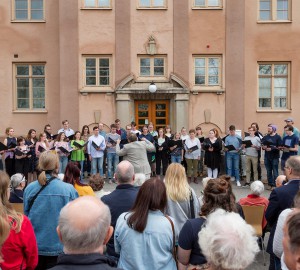 Musiklinjens kör sjöng in våren utanför stora skolhuset, inklusive en specialskriven sång som hyllade Kävesta!