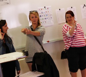 Deltagarna höll lektion i teckenspråk på Kävestadgen 2014.