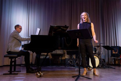 En pianist och en sångare på scen i Kävesta folkhögskolas aula.