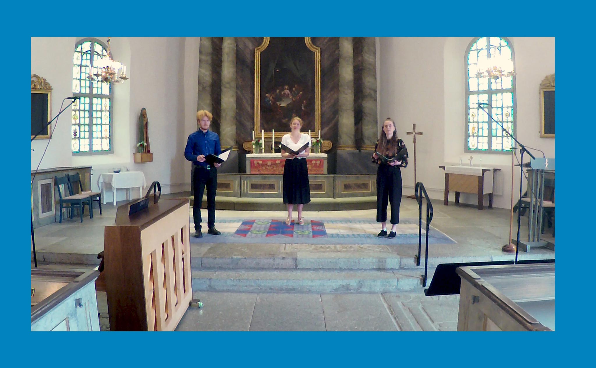 Tre sångare på scen i Askers kyrka