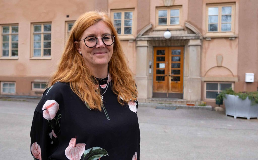 Lisa Rosander står framför stora skolhuset på Kävesta folkhögskola