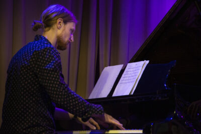 Johan Edin spelar piano