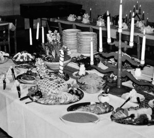 Julbord med skinka, syltor och annat, 1964.